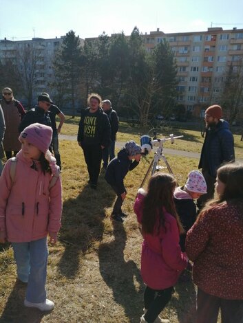 RKC Prievidza pozorovanie Slnka cez ďalekohľad vonku